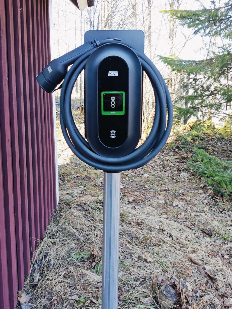 Defa Power S Latausasema asennettuna Nummela