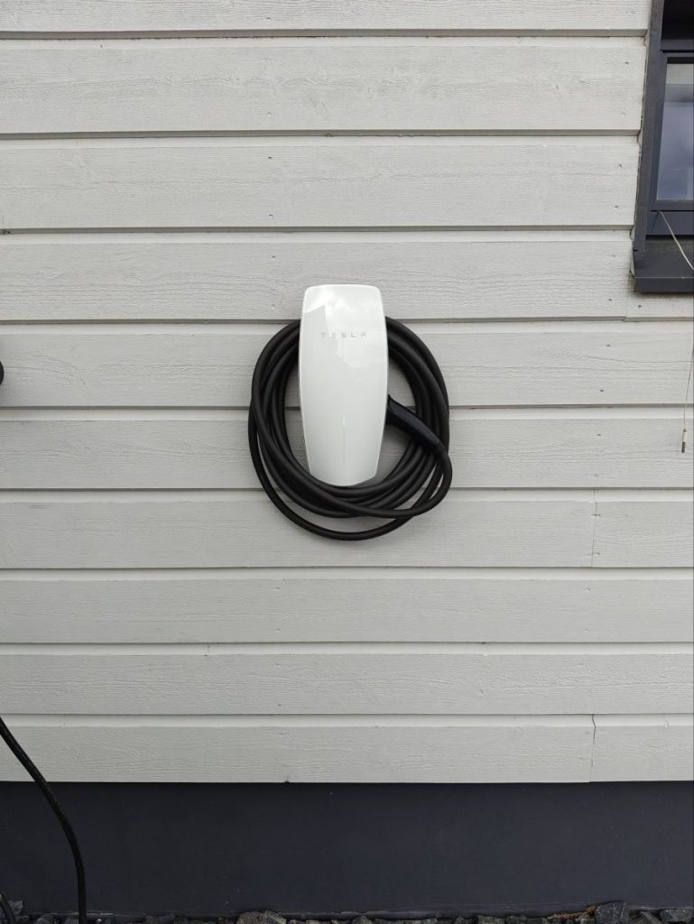 Tesla Wall Connector Latausasema asennettuna Kirkkonummi